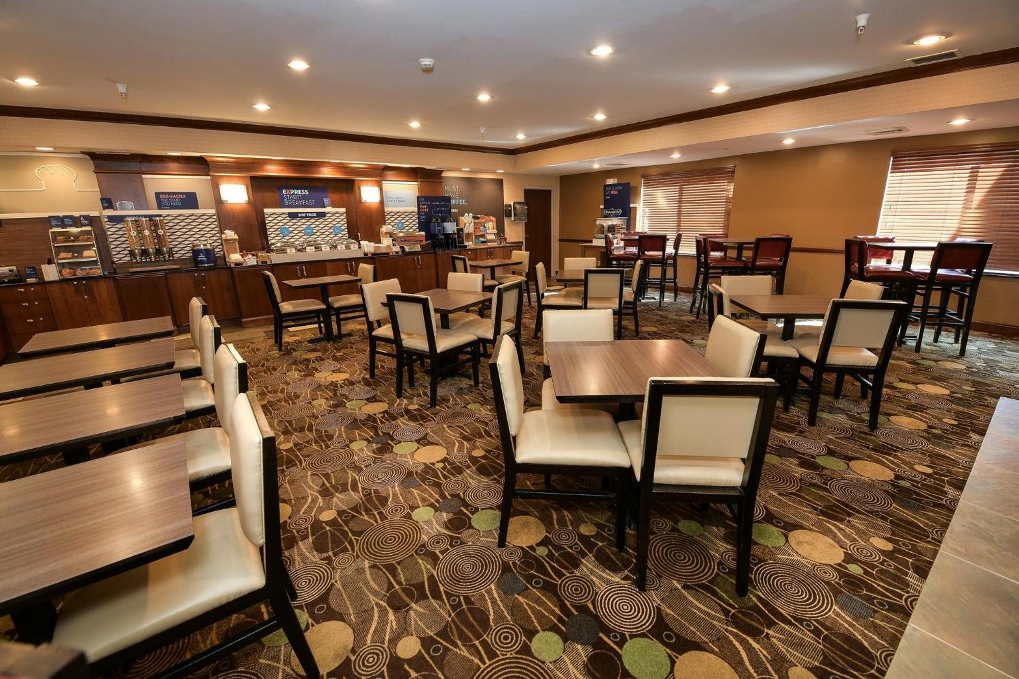 Holiday Inn Express Hotel & Suites Grand Forks By Ihg Екстер'єр фото
