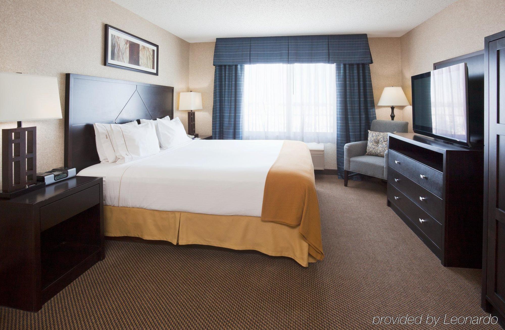 Holiday Inn Express Hotel & Suites Grand Forks By Ihg Номер фото