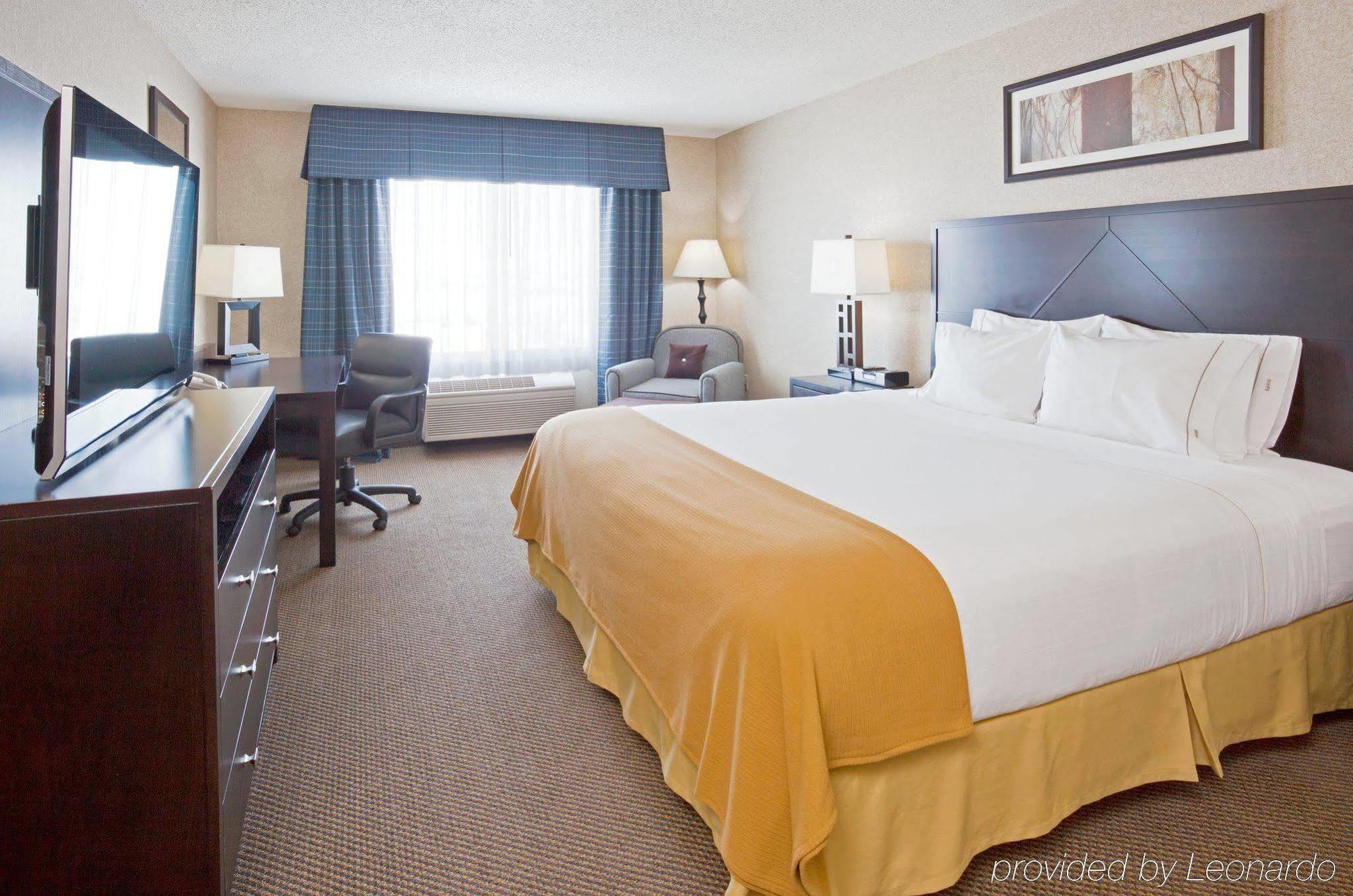 Holiday Inn Express Hotel & Suites Grand Forks By Ihg Номер фото